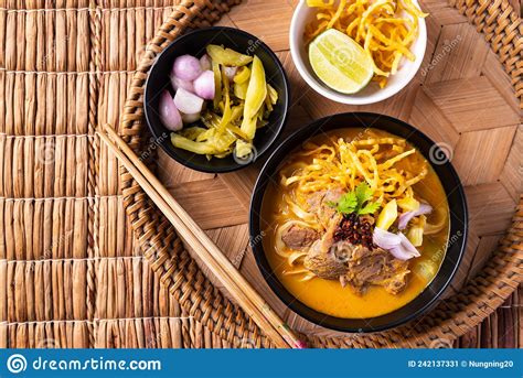  Khao Soi: ¡Un plato de fideos en una piscina picante de leche de coco que te hará bailar con deleite!