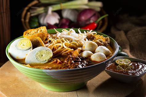  Laksa Johor: ¡Una explosión de sabores picantes y cremosos que te transportarán directamente a Kuala Lumpur!