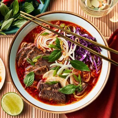  Bún Bò Huế: ¡Un delicioso plato de fideos que combina el picante embriagador del chile con la dulzura reconfortante del pescado!