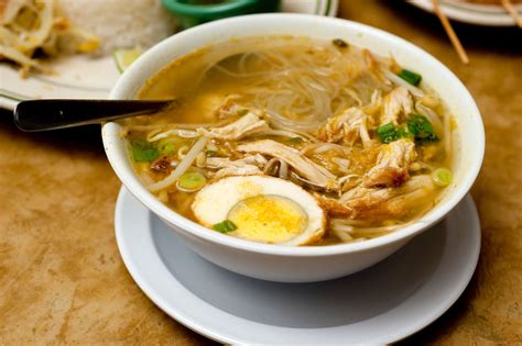  Soto Ayam: ¿Un Caldo Espiritual con Aromas Exóticos que Despiertan los Sentidos?